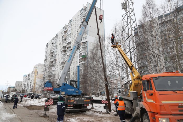 ​«Горэлектросеть» демонтирует опоры ЛЭП на Северной улице Нижневартовска