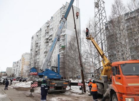 «Горэлектросеть» демонтирует опоры ЛЭП на Северной улице Нижневартовска