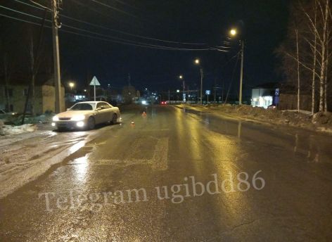Пожилая югорчанка переходила дорогу в неположенном месте и угодила под колеса легковушки