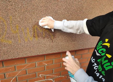 В Сургуте прошел рейд по борьбе с рекламой наркомагазинов на домах