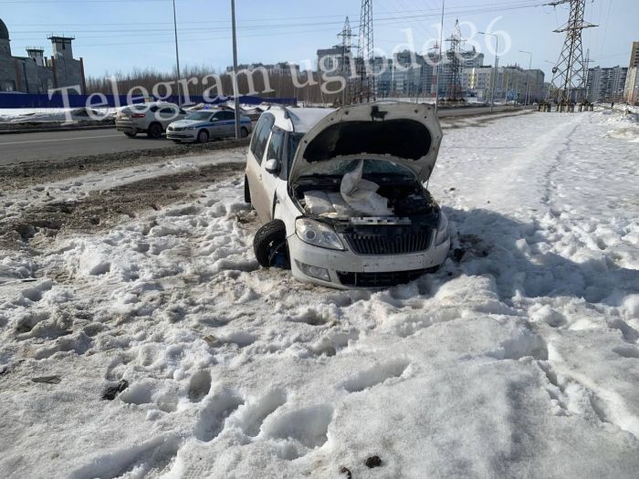 В Нижневартовске пьяный водитель получил травмы после наезда на опору освещения