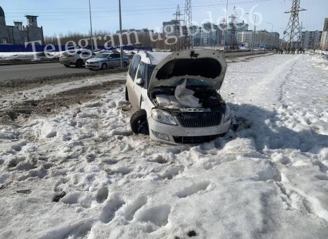 В Нижневартовске пьяный водитель получил травмы после наезда на опору освещения