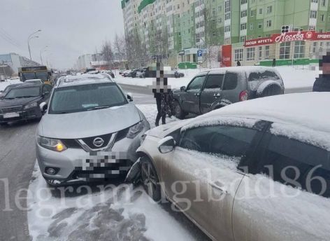 ​Три автомобиля столкнулись в Нижневартовске - пострадал молодой водитель