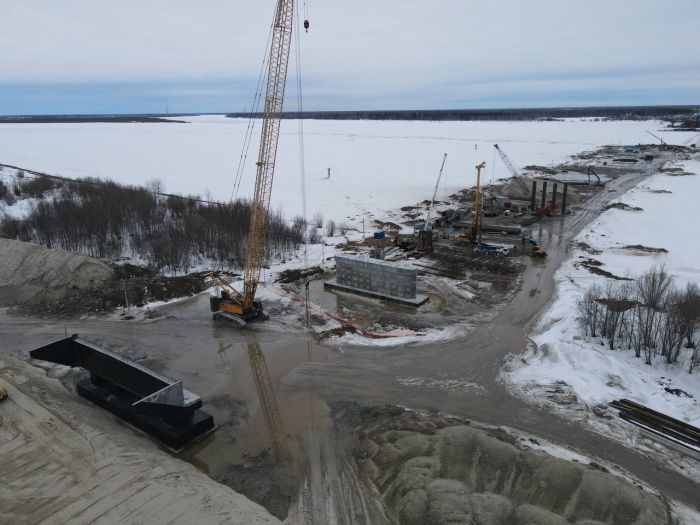 В Сургуте устанавливают опоры для нового моста через Обь