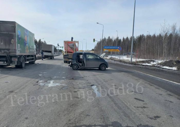 Четыре автомобиля пострадали в ДТП с грузовиком в Сургутском районе