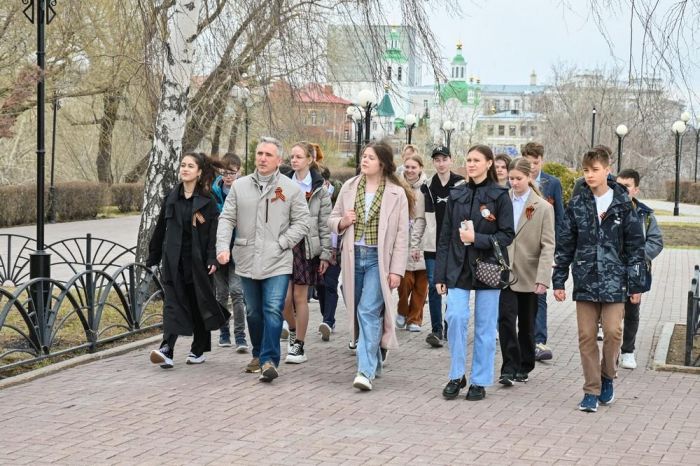 ​Губернатор Александр Моор провел для школьников экскурсию по Тюмени