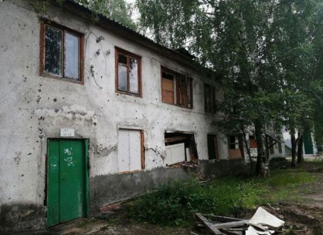 Сургутянка пожаловалась на строительный мусор после сноса аварийного дома