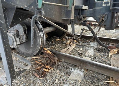 Два вагона грузового поезда сошли с рельсов в Сургуте