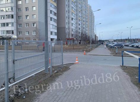 Семилетняя девочка попала под колеса автомобиля во дворе дома в Сургуте