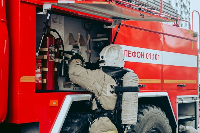 Во время пожара в частном секторе Сургута погибла женщина