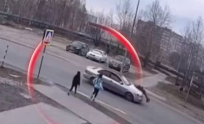 ​Отлетел в сторону: в Сургуте на «зебре» сбили подростка