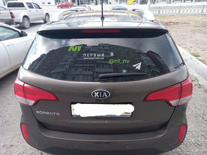 В Нижневартовске на парковке обстреляли автомобили