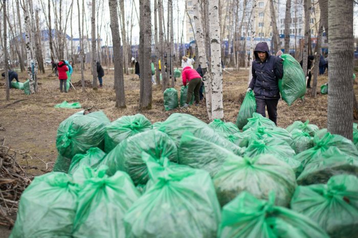 Более 600 сургутян вышли на первый городской субботник