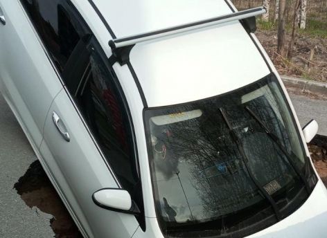 Автомобиль с людьми провалился под землю в Ханты-Мансийске
