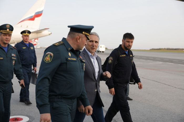 ​Глава МЧС РФ и губернатор Тюменской области встретились с жителями сел, пострадавших от пожаров