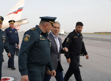 Глава МЧС РФ и губернатор Тюменской области встретились с жителями сел, пострадавших от пожаров