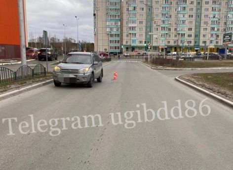 Десятилетний мальчик из Сургута переходил дорогу в неположенном месте и угодил под колеса легковушки