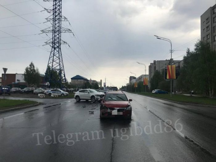 В Сургуте девушка на BMW протаранила пенсионерку на Kia