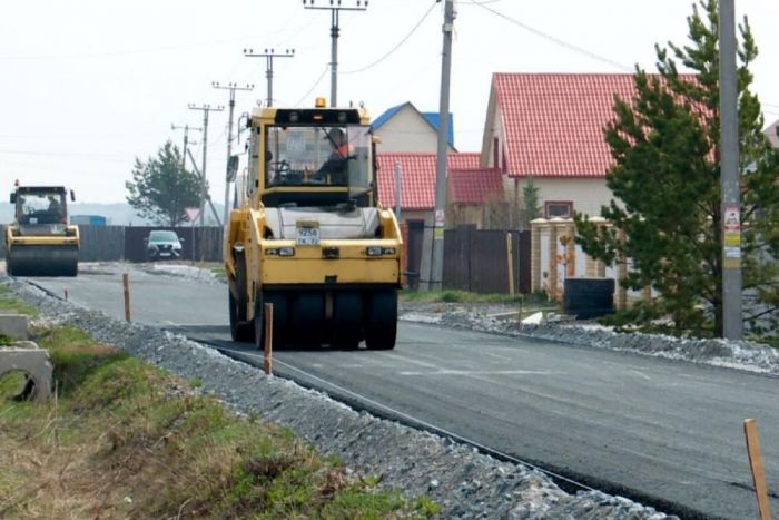 ​В Тюменской области приводят в порядок дороги, ведущие к учреждениям образования и культуры