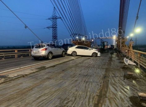 ​В Югре на мосту через Обь столкнулись три автомобиля, пострадали два человека
