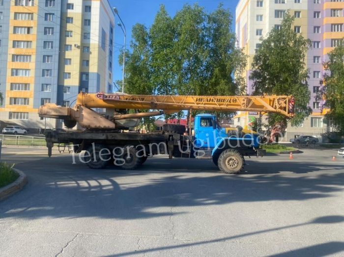 Женщина-пешеход по собственной неосторожности угодила под колеса «Урала» в Ханты-Мансийске