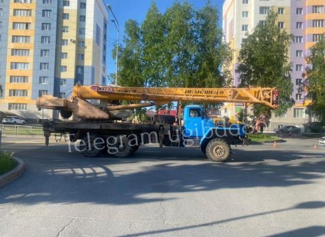 Женщина-пешеход по собственной неосторожности угодила под колеса «Урала» в Ханты-Мансийске