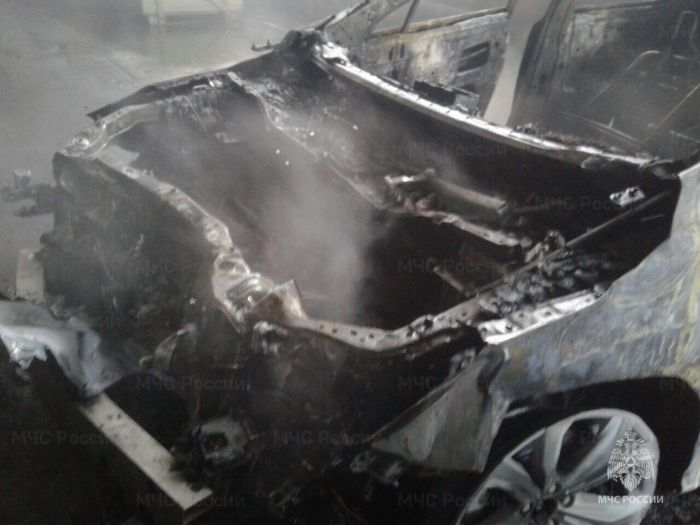 Автомобиль с двумя пенсионерками внезапно загорелся в Нижневартовске 