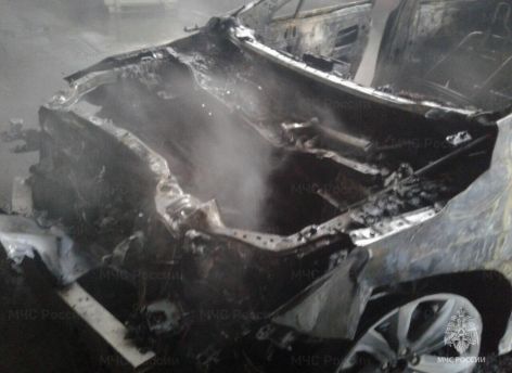 Автомобиль с двумя пенсионерками внезапно загорелся в Нижневартовске 