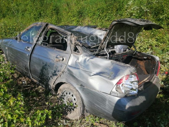 В Югре автомобиль с двумя маленькими детьми опрокинулся в кювет 