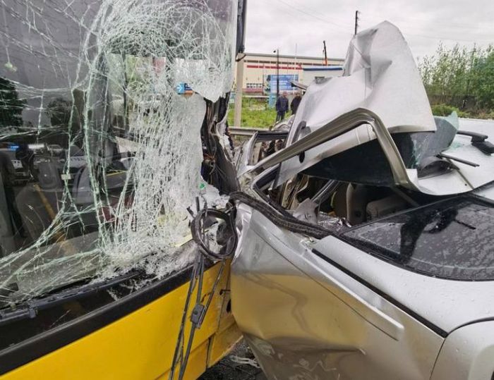 В Сургуте легковушка влетела в автобус, погиб человек