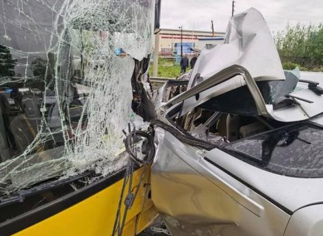 В Сургуте легковушка влетела в автобус, погиб человек