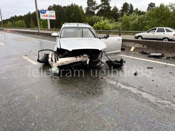 Водитель врезался в бетонное ограждение на Тюменском тракте в Сургуте