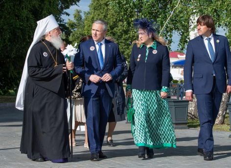 Александр Моор принял участие в благотворительной ярмарке «Белый цветок»