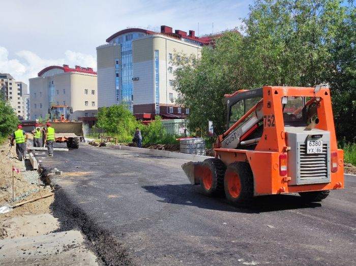 В Сургуте приводят в порядок проезд, который нуждался в ремонте 15 лет