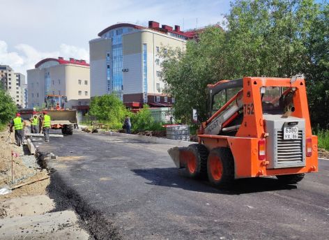 В Сургуте приводят в порядок проезд, который нуждался в ремонте 15 лет