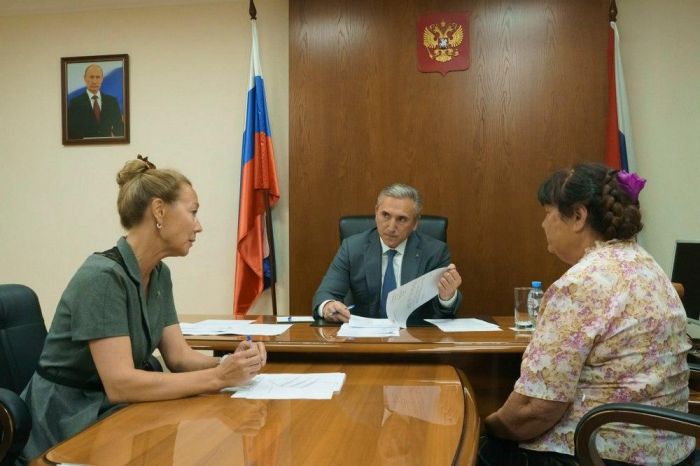 ​Александр Моор провел личный прием жителей Тюменской области
