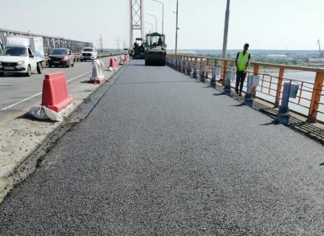 На мосту через Обь в районе Сургута продолжаются ремонтные работы