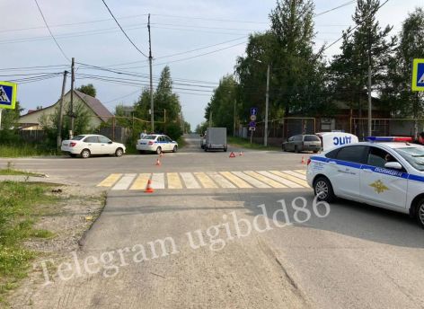 ​В Нягани семилетняя девочка на велосипеде угодила под автомобиль на «зебре»