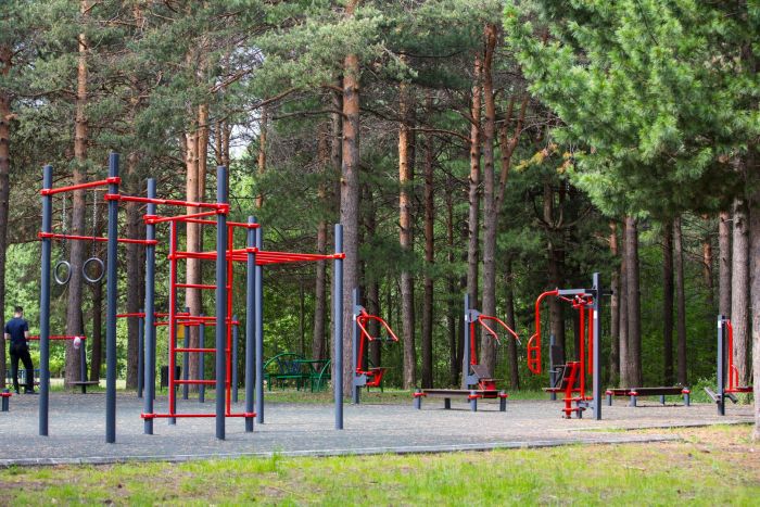 Депутат оценил новую спортивную площадку в парке Сургута 