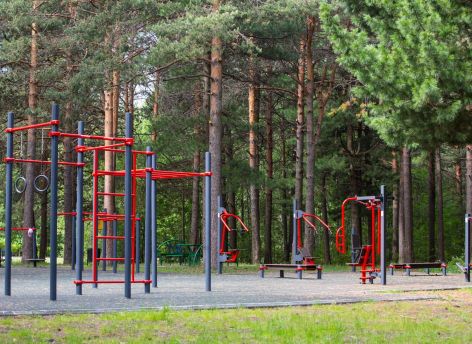 Депутат оценил новую спортивную площадку в парке Сургута 