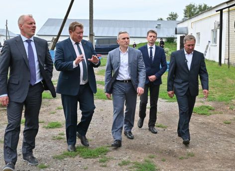 Александр Моор осмотрел предприятия малого бизнеса в Сорокинском районе