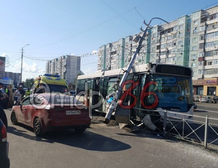 В Сургуте автобус с пассажирами врезался в столб - пострадали два человека