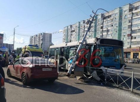 В Сургуте автобус с пассажирами врезался в столб - пострадали два человека
