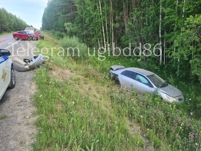 На югорской трассе Toyota врезалась во встречный Hyundai - пострадали два человека