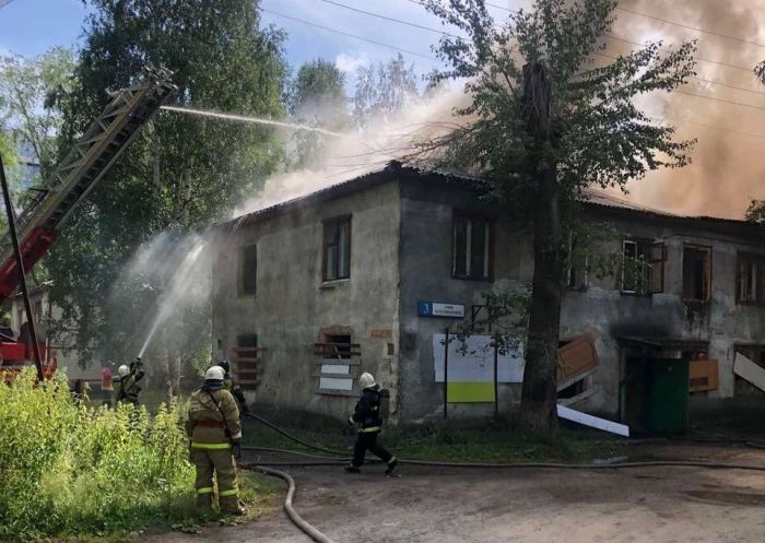 ​В Сургуте горел деревянный дом - обошлось без пострадавших