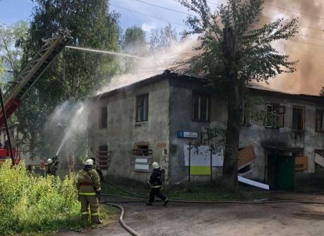 ​В Сургуте горел деревянный дом - обошлось без пострадавших