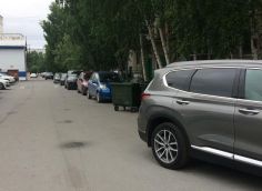 Сотни тысяч автомобилей, стоящие как попало во дворах и улицах Сургута – это же, по сути, городские бомжи