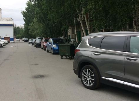Сотни тысяч автомобилей, стоящие как попало во дворах и улицах Сургута – это же, по сути, городские бомжи