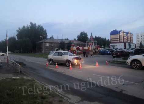 В Мегионе под колеса автомобиля угодил семилетний мальчик на самокате