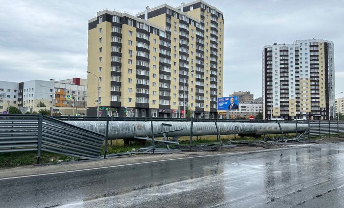 «Самый крупный случай»: водитель на Audi врезался в новое ограждение теплотрассы в Сургуте  